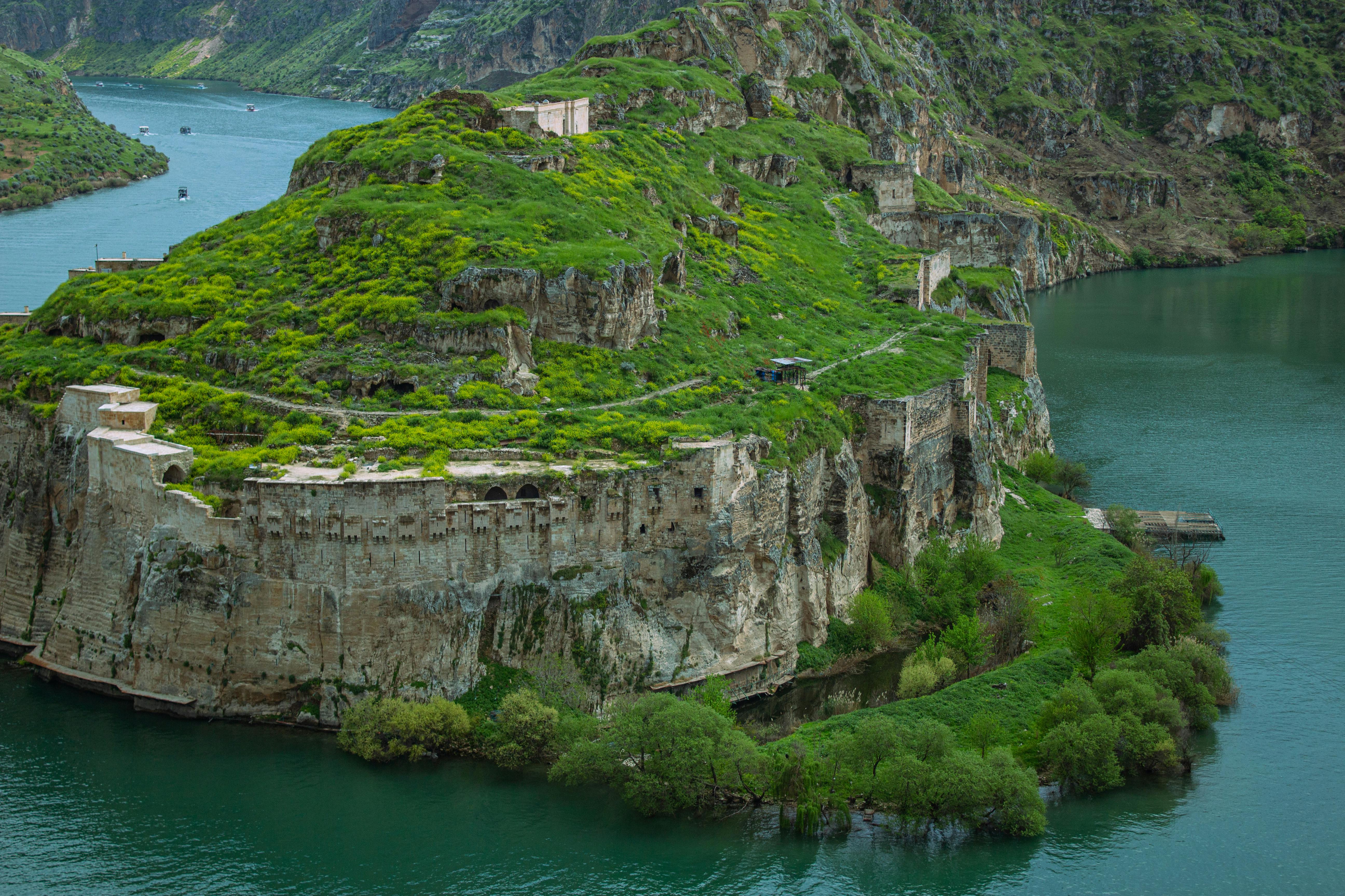 Paisaje verde con montañas